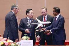 Đại diện Đoàn doanh nghiệp Hội đồng Kinh doanh EU-ASEAN trao tặng Chủ tịch Quốc hội Vương Đình Huệ mô hình máy bay Airbus. (Ảnh: Doãn Tấn/TTXVN)