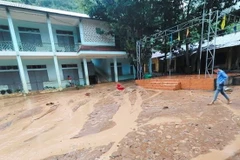 Sạt lở khiến đất đá tràn vào Trường Tiểu học và Trung học Cơ sở xã Đức Hạnh, huyện Bảo Lâm, tỉnh Cao Bằng. (Ảnh: TTXVN phát)