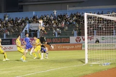 Pha tranh bóng của cầu thủ hai đội. (Ảnh: Đặng Tuấn/TTXVN)