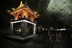 Đoàn đại biểu tham quan Khu di tích Văn Miếu Quốc Tử Giám. (Ảnh: Minh Quyết/TTXVN)