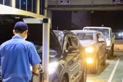 Nhân viên đăng kiểm thực hiện quy trình kiểm định xe cơ giới. (Ảnh: Hoài Nam/Vietnam+)