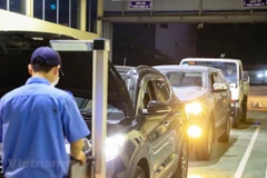 Nhân viên đăng kiểm thực hiện quy trình kiểm định xe cơ giới. (Ảnh: Hoài Nam/Vietnam+)