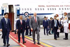 Chủ nhiệm Văn phòng Chủ tịch nước Lê Khánh Hải đón Toàn quyền Australia David Hurley tại Sân bay quốc tế Nội Bài. (Ảnh: An Đăng/TTXVN)