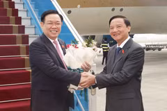 Phó Chủ tịch Quốc hội Nguyễn Khắc Định chào đón Chủ tịch Quốc hội Vương Đình Huệ tại Sân bay Quốc tế Nội Bài. (Ảnh: Doãn Tấn/TTXVN)