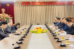 Bí thư Thành ủy Hà Nội Đinh Tiến Dũng tiếp Đại sứ đặc mệnh toàn quyền Cộng hòa nhân dân Trung Hoa tại Việt Nam Hùng Ba. (Ảnh: TTXVN phát)