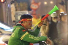 Người hâm mộ vui mừng trước chiến thắng thuyết phục của đội nhà. (Ảnh: Tuấn Đức/TTXVN)