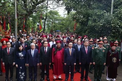 Chủ tịch nước Võ Văn Thưởng cùng lãnh đạo Đảng, Nhà nước thực hiện nghi lễ tại Đền Thượng trong Khu Di tích Lịch sử Quốc gia đặc biệt Đền Hùng. (Ảnh: Thống Nhất/TTXVN) 