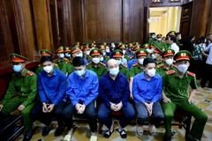 Bị cáo Hồ Ngọc Tài (thứ 2, bên phải) bị tuyên án tù chung thân. (Ảnh: Thành Chung/TTXVN)