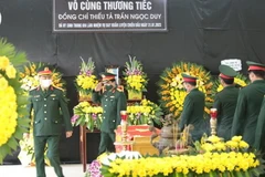 Các đoàn đến viếng, chia buồn cùng gia đình Thiếu tá Trần Ngọc Duy. (Ảnh: Tuấn Anh/TTXVN)