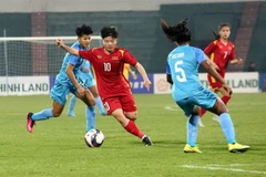 Một pha đi bóng của tiền đạo số 10 U20 nữ Việt Nam Ngọc Minh Chuyên (áo đỏ) trong trận đấu. (Ảnh: Trung Kiên/TTXVN)