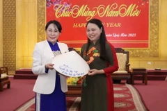 Bí thư Tỉnh ủy Ninh Bình Nguyễn Thị Thu Hà tặng bà Mori Masako chiếc nón lá truyền thống của Việt Nam. (Ảnh: Đức Phương/TTXVN)