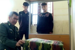 Các chiến sỹ biên phòng Đồn biên phòng Môn Sơn, Bộ đội biên phòng Nghệ An, hướng dẫn các em học sinh người Đan Lai những kỹ năng sống tại Ký túc xá Trường THCS Môn Sơn. (Ảnh: Văn Tý/TTXVN)