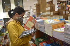 Chọn mua sách. (Nguồn: TTXVN)