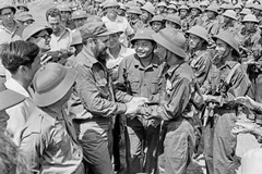 Các chiến sỹ Đoàn Khe Sanh, Quân giải phóng Trị Thiên-Huế nồng nhiệt đón mừng Bí thư thứ nhất Ban Chấp hành Trung ương Đảng Cộng sản Cuba, Thủ tướng Chính phủ Cách mạng Cuba Fidel Castro đến thăm Vùng giải phóng miền Nam Việt Nam, ngày 15/9/1973. (Ảnh: TT
