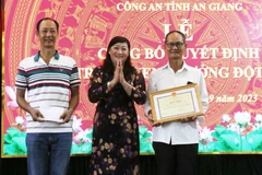 Thừa ủy quyền của Chủ tịch UBND thành phố Cần Thơ, Trưởng Ban Thi đua Khen thưởng thành phố Cần Thơ Hồ Lâm Bạch Vân trao Bằng khen của UBND thành phố Cần Thơ cho ông Bùi Ngọc Thọ và anh Bùi Hữu Thành vì hành động, nghĩa cử cao đẹp cứu sống bé trai bị ném 