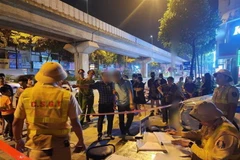 Tài xế không chấp hành kiểm tra nồng độ cồn. (Ảnh: TTXVN phát)