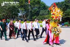 Đoàn đại biểu tỉnh Nghệ An dâng hoa tại Khu Di tích Quốc gia Đặc biệt Kim Liên. (Nguồn: Báo Nghệ An)