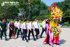 Đoàn đại biểu tỉnh Nghệ An dâng hoa tại Khu Di tích Quốc gia Đặc biệt Kim Liên. (Nguồn: Báo Nghệ An)