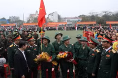 Lãnh đạo Bộ Quốc phòng, Quân khu 4, tỉnh Nghệ An nói chuyện, động viên các tân binh trước giờ lên đường nhập ngũ. (Ảnh: Văn Tý/TTXVN)