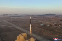 Tên lửa đạn đạo liên lục địa Hwasong-17 được Triều Tiên phóng thử tại Sân bay quốc tế Bình Nhưỡng. (Ảnh: Yonhap/TTXVN)