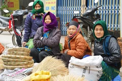 Người bán hàng ở chợ phiên Mèo Vạc là những cư dân trên địa bàn, mang sản phẩm của gia đình ra chợ trao đổi, mua bán. (Ảnh: Khánh Hòa/TTXVN)