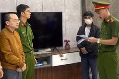 Cơ quan điều tra thực hiện lệnh bắt giam Hoàng Quang Huy - Trưởng Phòng Kế hoạch-Tài chính Trường Đại học Bách khoa-Đại học Đà Nẵng hồi tháng 2/2023. (Ảnh: TTXVN phát)