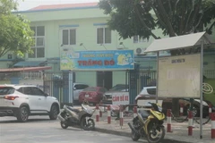 Phương tiện đỗ trên vỉa hè, lòng đường trước cổng Trường Mầm non Trăng Đỏ, phường Trung Hòa, quận Cầu Giấy, Hà Nội. (Ảnh: Nguyễn Thắng/TTXVN)