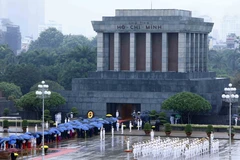 Các đại biểu vào Lăng viếng Chủ tịch Hồ Chí Minh. Ảnh: An Đăng - TTXVN