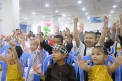 Niềm vui của các bệnh nhi ở Thành phố Hồ Chí Minh khi được tham dự Tết Trung Thu trong bệnh viện. (Ảnh: Đinh Hằng/TTXVN)