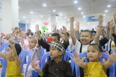 Niềm vui của các bệnh nhi ở Thành phố Hồ Chí Minh khi được tham dự Tết Trung Thu trong bệnh viện. (Ảnh: Đinh Hằng/TTXVN)