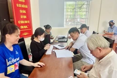 Chi trả lương hưu, trợ cấp tại quận Hà Đông. (Ảnh Mạnh Khánh/Vietnam+)