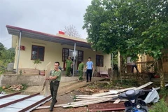 Lực lượng công an giúp đỡ người dân khắc phục hậu quả do gió lốc, mưa lớn gây ra ở xã Mã Ba, huyện Hà Quảng, tỉnh Cao Bằng. (Ảnh: TTXVN phát)