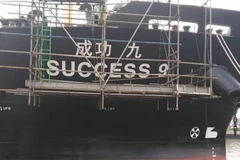 Tàu chở dầu Singapore thoát nạn sau khi bị cướp biển tấn công. (Nguồn: Mothership)