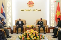 Thượng tướng Nguyễn Tân Cương tiếp xã giao Bộ trưởng Bộ Xây dựng nước Cộng hòa Cuba Antonio Rena Mesa. (Nguồn: Quân đội nhân dân)