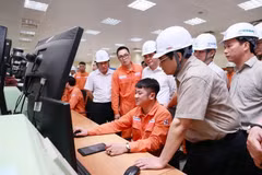 Thủ tướng Phạm Minh Chính kiểm tra tình hình sản xuất và cung ứng điện tại Công ty Nhiệt điện Mông Dương, thành phố Cẩm Phả. (Ảnh: Dương Giang/TTXVN)