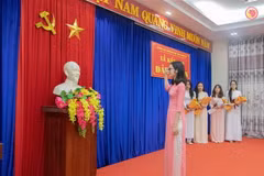 Lễ kết nạp đảng viên tại Chi bộ Sinh viên, Đảng bộ Trường Đại học Kinh tế, Đại học Đà Nẵng. (Ảnh: TTXVN phát)