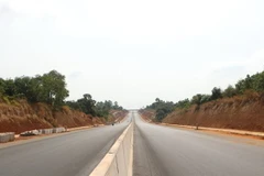 Cao tốc Phan Thiết-Dầu Giây chưa hoàn thành nhưng người dân vẫn tự ý lưu thông. (Ảnh: Công Phong/TTXVN)