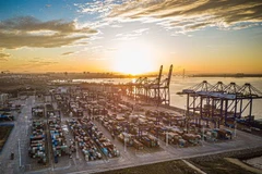 Cảng hàng hóa ở Khu phát triển kinh tế Yangpu, tỉnh Hải Nam, Trung Quốc. (Ảnh: THX/TTXVN)