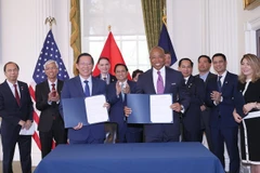 Thủ tướng Phạm Minh Chính gặp Thị trưởng New York Eric Adams và chứng kiến Lễ ký Biên bản Ghi nhớ MOU thiết lập quan hệ kết nghĩa giữa thành phố New York-Thành phố Hồ Chí Minh. (Ảnh: Dương Giang/TTXVN)