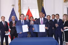 Thủ tướng Phạm Minh Chính gặp Thị trưởng New York Eric Adams và chứng kiến Lễ ký Biên bản Ghi nhớ MOU thiết lập quan hệ kết nghĩa giữa thành phố New York-Thành phố Hồ Chí Minh. (Ảnh: Dương Giang/TTXVN)