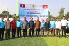 Các đại biểu chụp ảnh chung tại Lễ khai mạc Giải Bóng đá giao hữu giữa 4 Hội người Việt Nam tại Nam Lào năm 2023. (Ảnh: TTXVN phát)