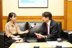 Đại sứ Kiya Masahiko, Phái đoàn Nhật Bản tại ASEAN trả lời phỏng vấn của phóng viên TTXVN. (Ảnh: Hữu Chiến/TTXVN)