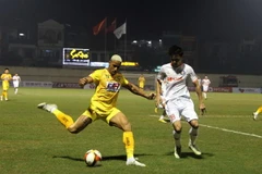 Một pha tấn công của đội chủ nhà Đông Á Thanh Hóa. (Ảnh: TTXVN phát)