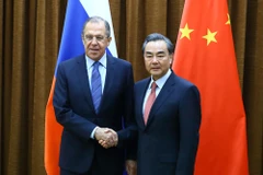 Ngoại trưởng Nga Sergey Lavrov và người đồng cấp Trung Quốc Vương Nghị trong một cuộc gặp. (Nguồn: Đại sứ quán Trung Quốc tại Philippines)