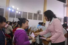 Tặng quà Tết cho người lao động có hoàn cảnh khó khăn. (Nguồn: TTXVN)