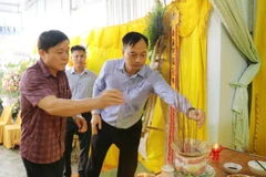 Lãnh đạo các Vụ địa phương của các Ban, Đảng Trung ương thắp hương viếng nạn nhân. (Ảnh: Hoài Thu/TTXVN)