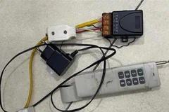 Thiết bị được tháo dỡ và thu giữ theo quy định pháp luật. (Ảnh: TTXVN phát)