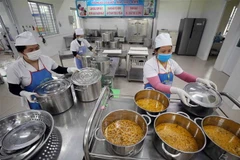 Chuẩn bị đồ ăn cho học sinh bán trú. (Nguồn: TTXVN)