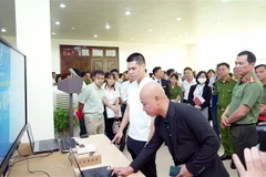 Các đại biểu tham quan mô hình ứng dụng căn cước công dân gắn chip điện tử, VNEID phục vụ kiểm soát an ninh và chấm công tại Công ty Cổ phần Ximăng Xuân Thành. (Ảnh: Nguyễn Chinh/TTXVN)