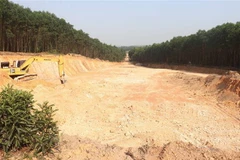 Phương tiện tại hiện trường đào, lấy đất lâm nghiệp trái phép quy mô rất lớn tại thôn Xuân Lâm, xã Hải Lâm, huyện Hải Lăng, tỉnh Quảng Trị. (Ảnh: Nguyên Lý/TTXVN)